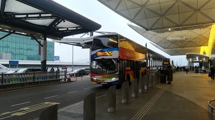 Aeroporto di Hong Kong: un autobus proveniente dalla città