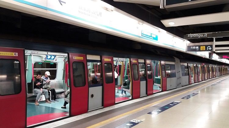 Metropolitana di Hong Kong; treno in stazione; linea gialla in banchina