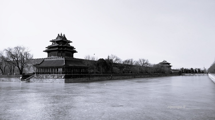 Cina; Pechino, la città proibita; la cinta muraria e una torre d'angolo