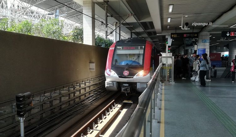 Metropolitana di Shanghai: treno in stazione
