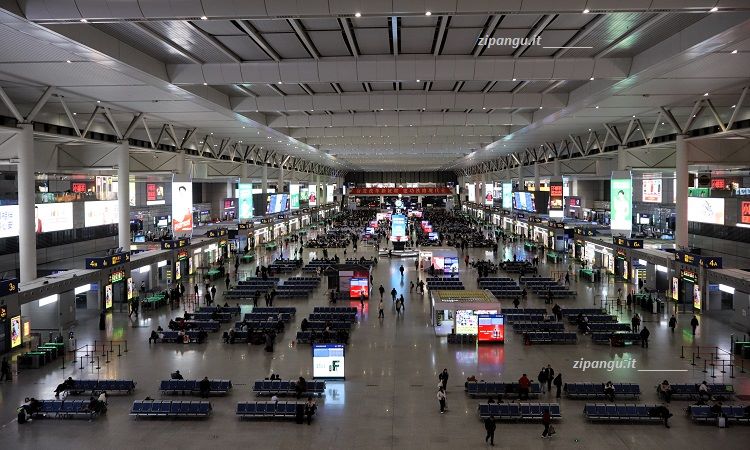 Shanghai; Stazione di Shanghai-Hongqiao; la grande sala di attesa