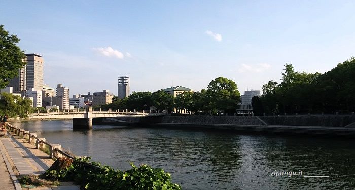 Hiroshima: uno dei ponti nel centro della città; area dei siti legati all'attacco atomico