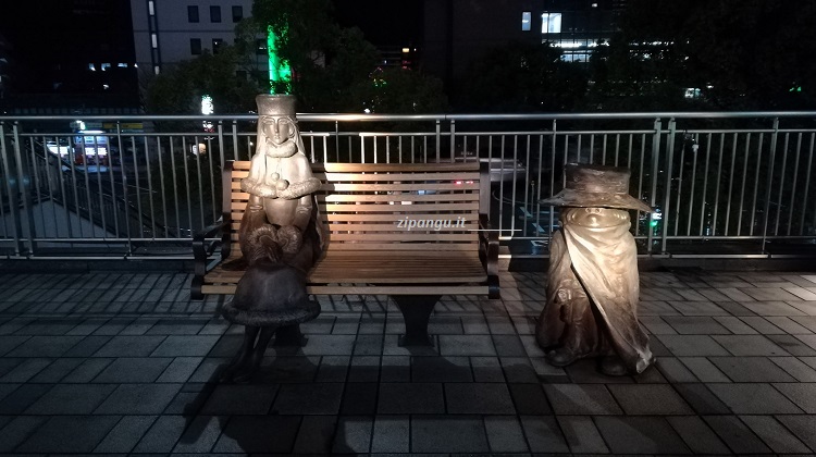 Stazione di Kokura (Giappone): omaggio a Ginga Tetsudo; statue di Maisha (Maeteru) e Masai (Tetsuro)