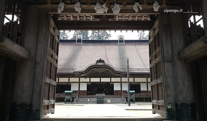 Viaggio in Giappone; cosa fare: soggiornare presso il Monte Koya (Koyasan) e visitare i templi