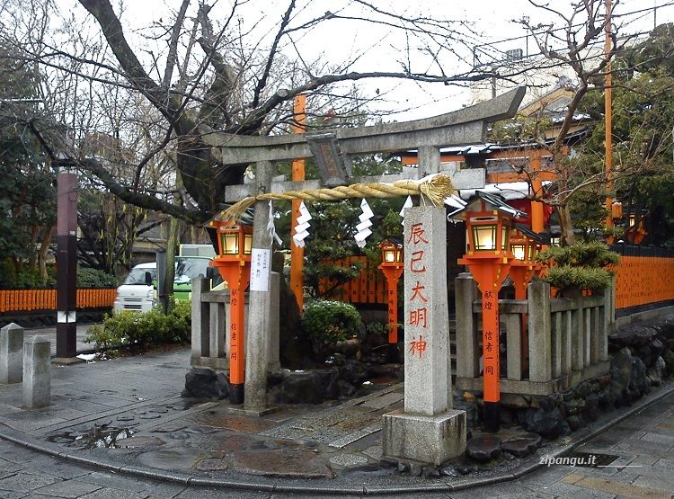 Gion: un piccolo santuario scintoista presso Shirakawa-dori