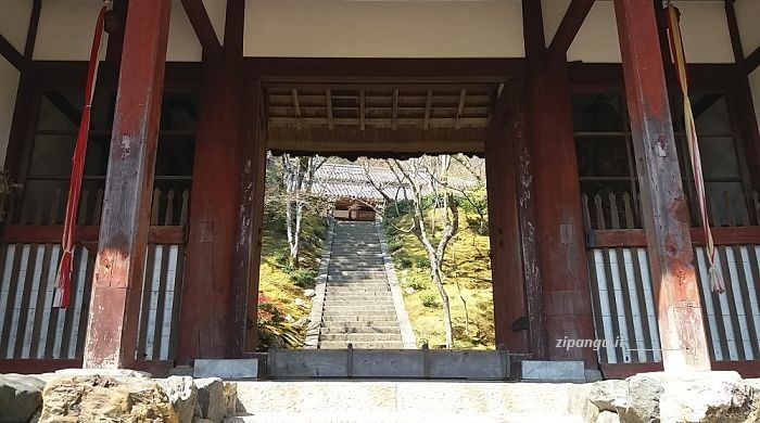 Tempio Jojakko-Ji, Niomon, interno