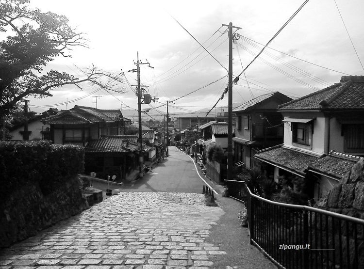 Itinerario a piedi a Kyoto est; una via con case tipiche locali in una zona non turistica