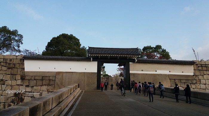 Itinerari a Osaka: Osaka-Jo; uno dei cancelli di accesso