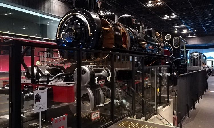 Saitama, Museo Ferroviario: una locomotiva a vapore con parti interne esposte
