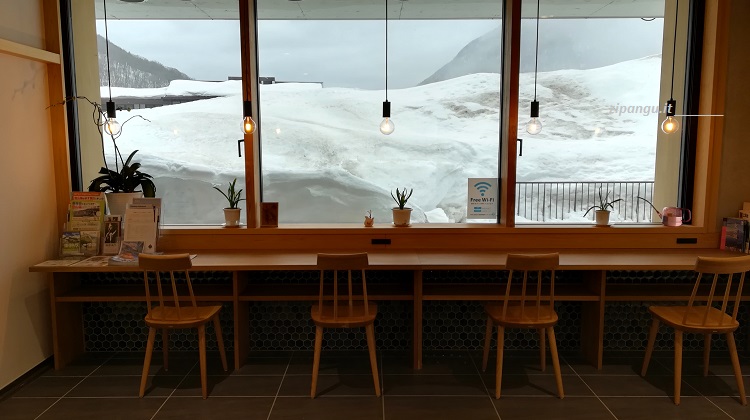 Centro visitatori di Hirayu-Onsen (Okuhida, Takayama); una stanza per il riposo dei viaggiatori
