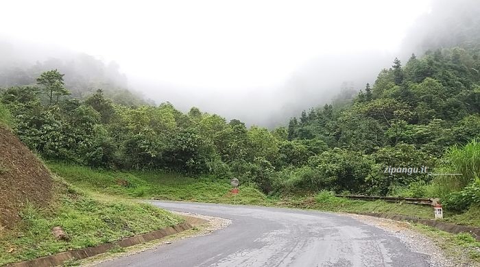 Sicurezza in strada in Vietnam: un tornante con specchio