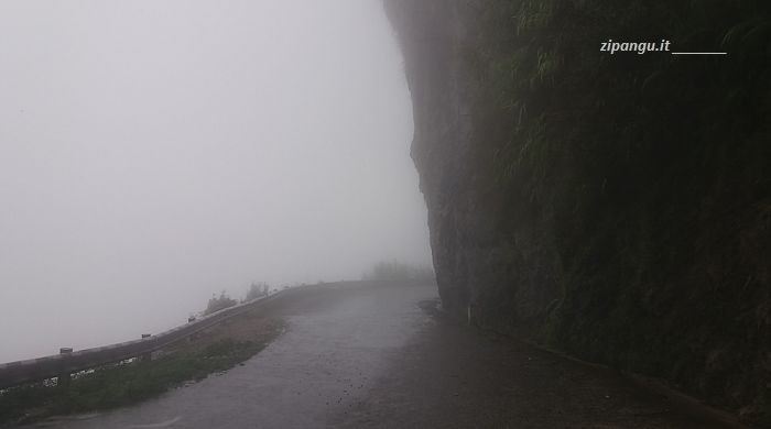 Pericoli di un viaggio in Vietnam: la pioggia durante il viaggio su strade in montagna