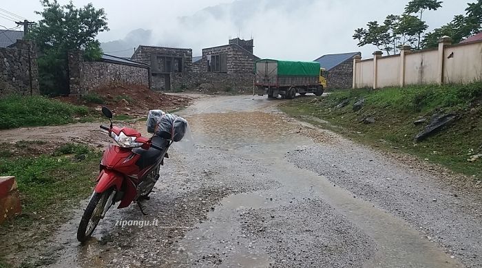 Sicurezza in Vietnam: una strada con buche