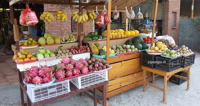 Dove comprare la frutta in Vietnam: un negozio di strada
