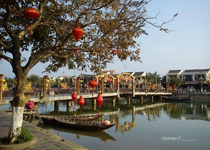 Hoi An: il centro storico, luogo ideale dove muoversi a piedi e in bicicletta