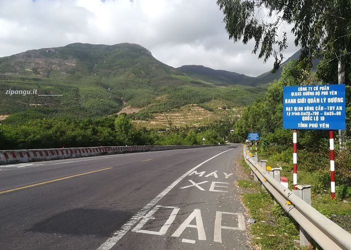 Strada con corsia riservata alle moto in Vietnam