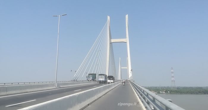 Ponte di Cao Lanh; corsia riservata alle moto